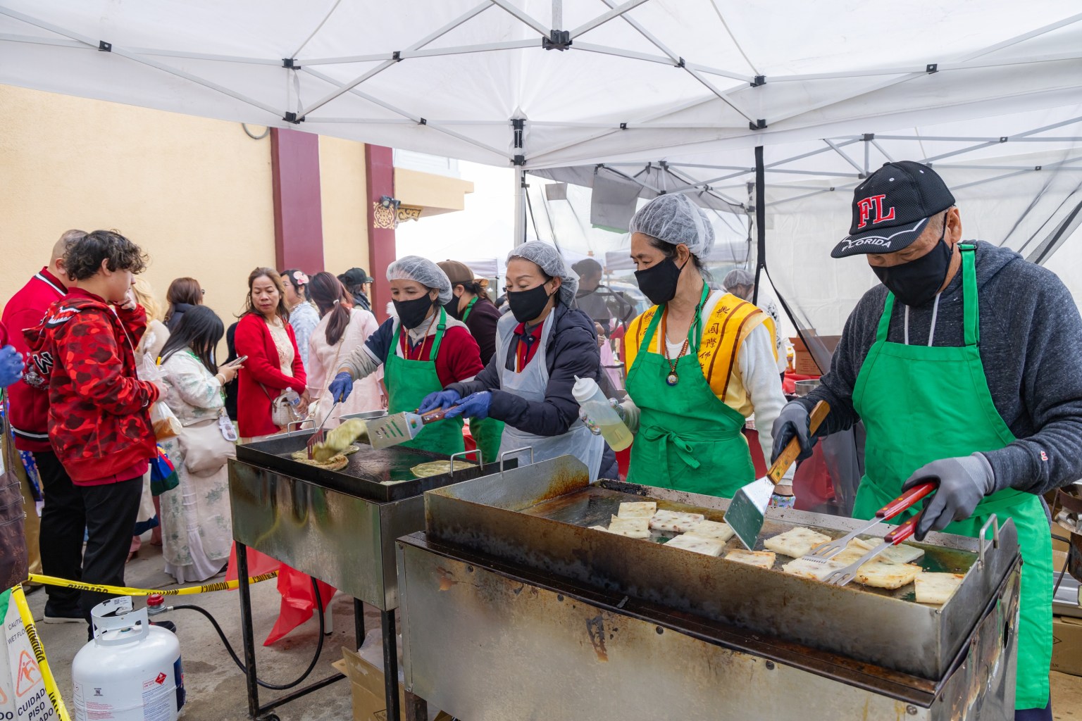 The vegetarian food fair in front of the Bodhisattvas Hall featured booths from BLIA Los Angeles subchapters, Fo Guang Hsi Lai School, the Buddha's Light Youth Symphony Orchestra (BLYSO), Fo Guang Scout Troop 8888, Pack 8888, and Fo Guang Girl Scout Troop 18894, serving a variety of Chinese, Vietnamese, Thai, and other vegetarian specialties.