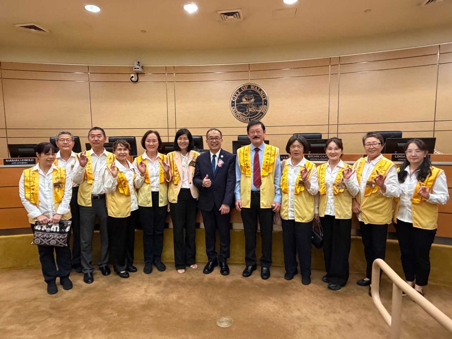 伍立倫市長與佛光會員合照