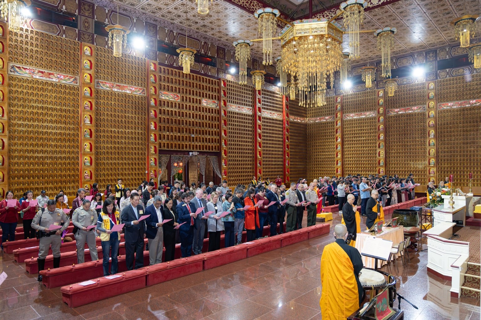 At the conclusion of the banquet, Venerable Huidong leads participants into the Main Shrine for a Light Offering Blessing Service, where everyone recites the English version of the Heart Sutra and Venerable Master Hsing Yun's Prayer for Light Offering, praying for peace, happiness, and blessings to illuminate every corner of the community in the new year.