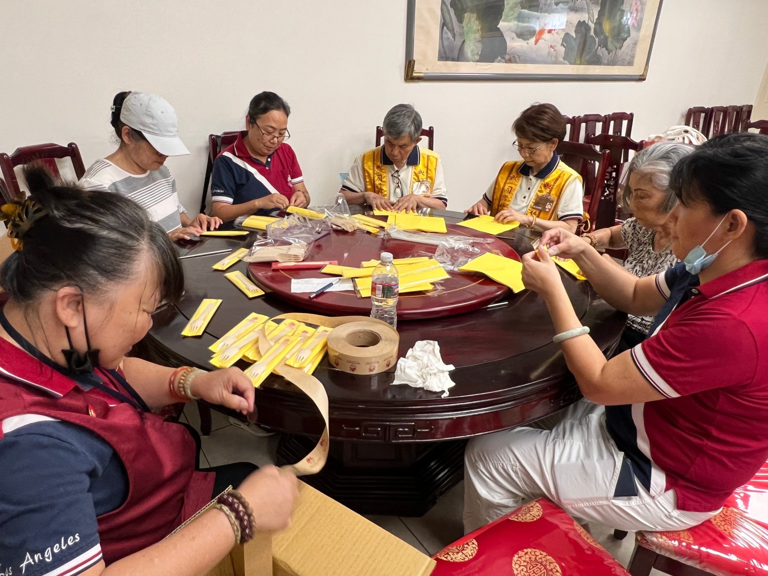 佛光人分工合作，細心包裝供僧法會餐具，以恭敬心護持道場。