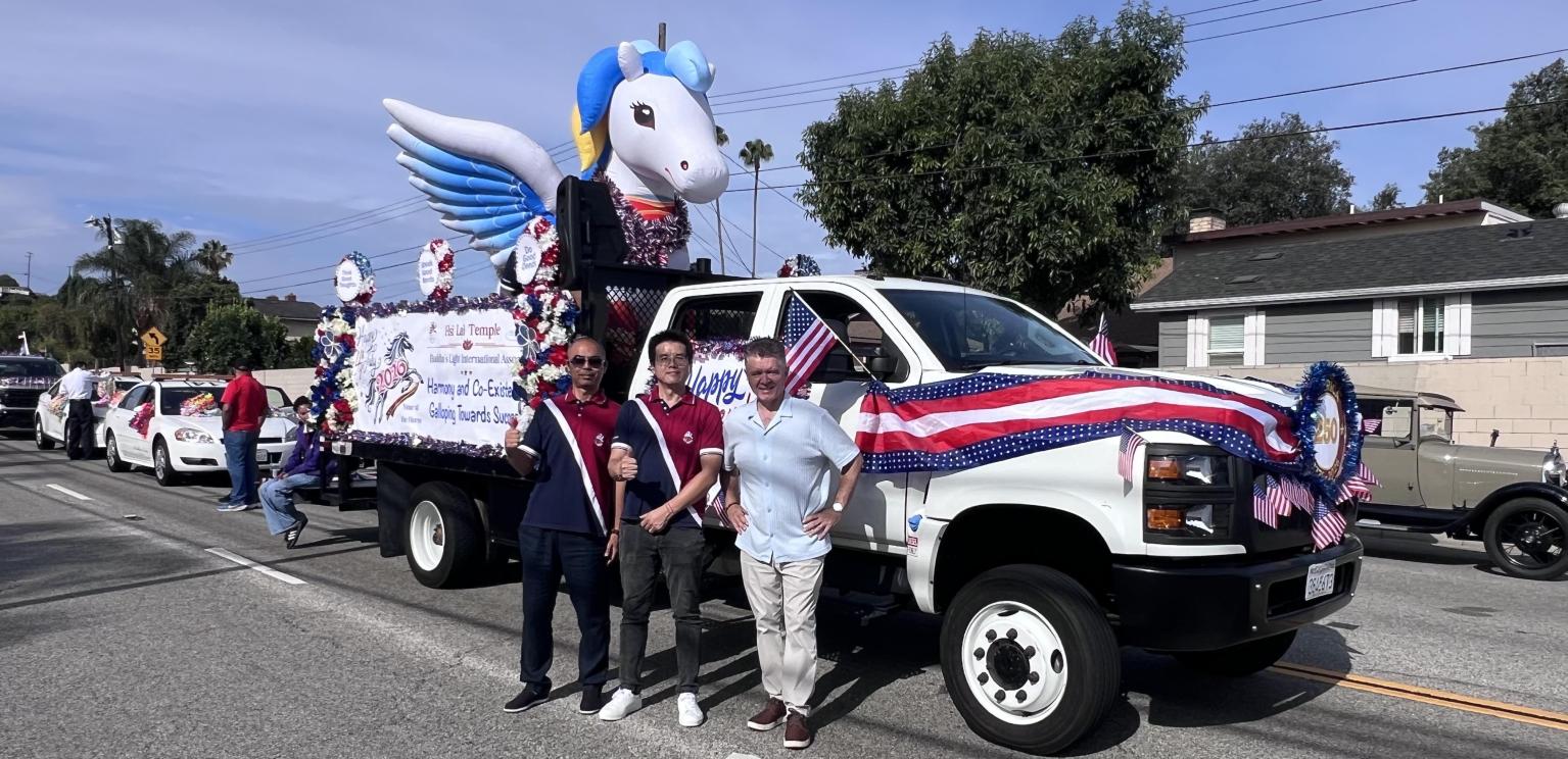 與州參議員Bob Archuleta代表Kyle Mill及張賀益師兄在花車前合影。