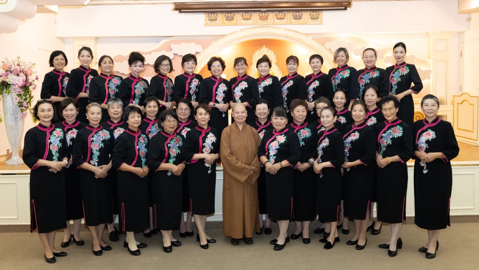 滿光法師（前排中）與知賓組大合影。