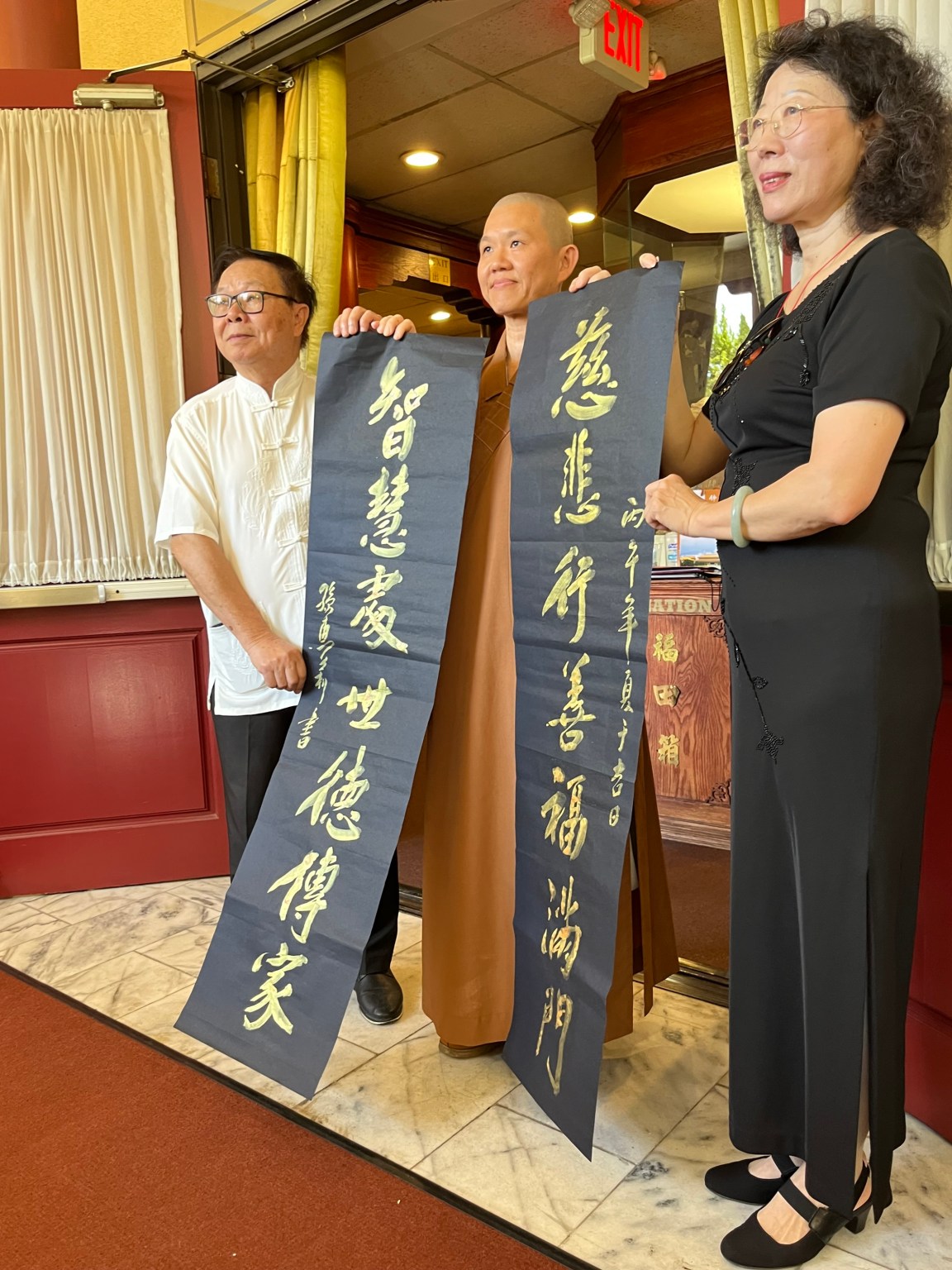 書法家孫惠莉(右)致贈泥金書法作品予佛光緣美術館西來館，由如松法師(中)代表接受。