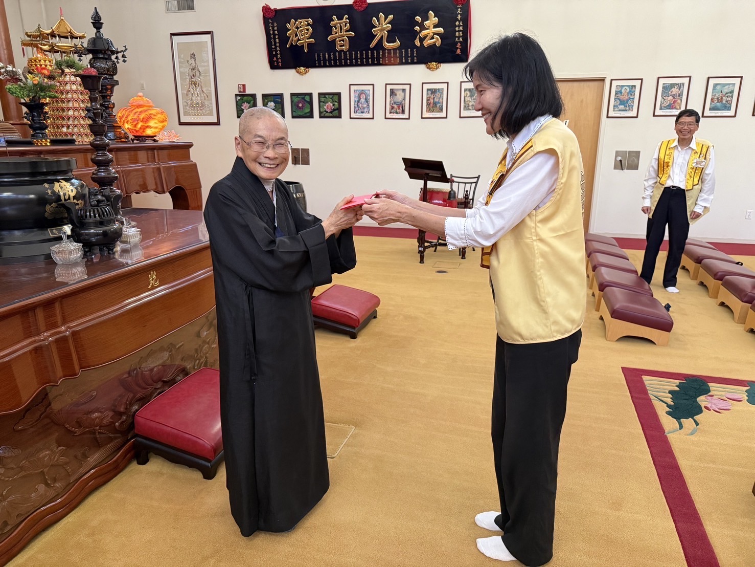 協會幹部及代表至各寺院供養
