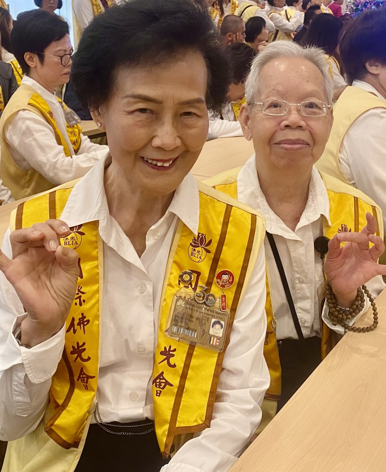 會員李素珍感謝趙林鳳前督導長，連續八天接送她前來寺裏，讓她能全程參加《梁皇寶懺》法會。