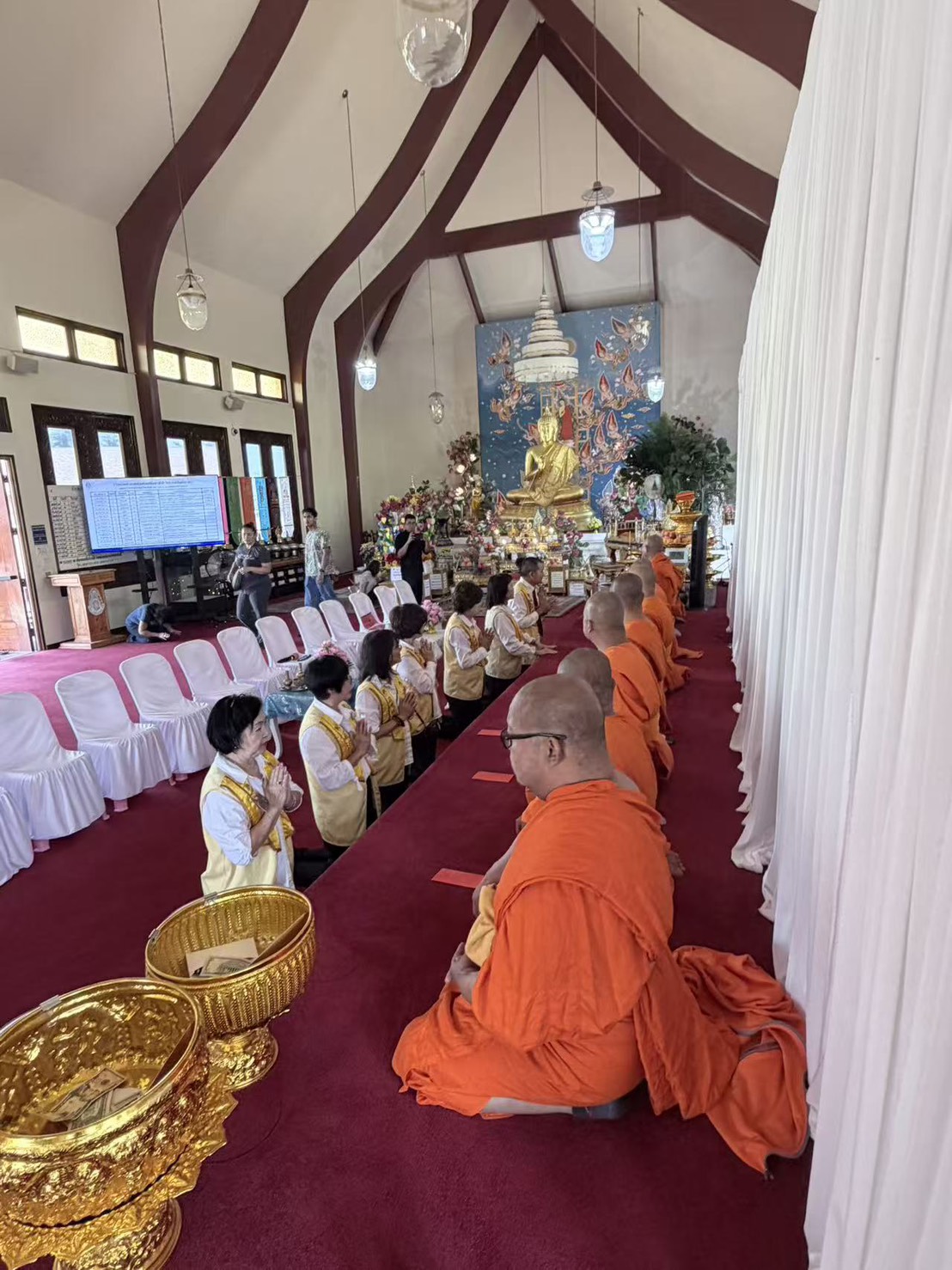 恭敬供僧結善緣——泰國 Wat Thai 寺住持與佛光人合照，溫馨交流。