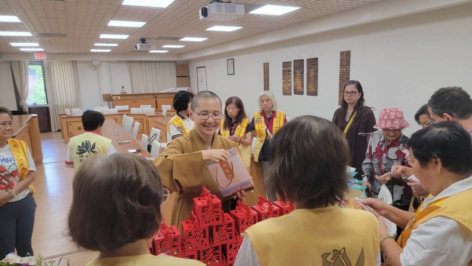 知惟法師致贈結緣品，為壽星送上祝福。