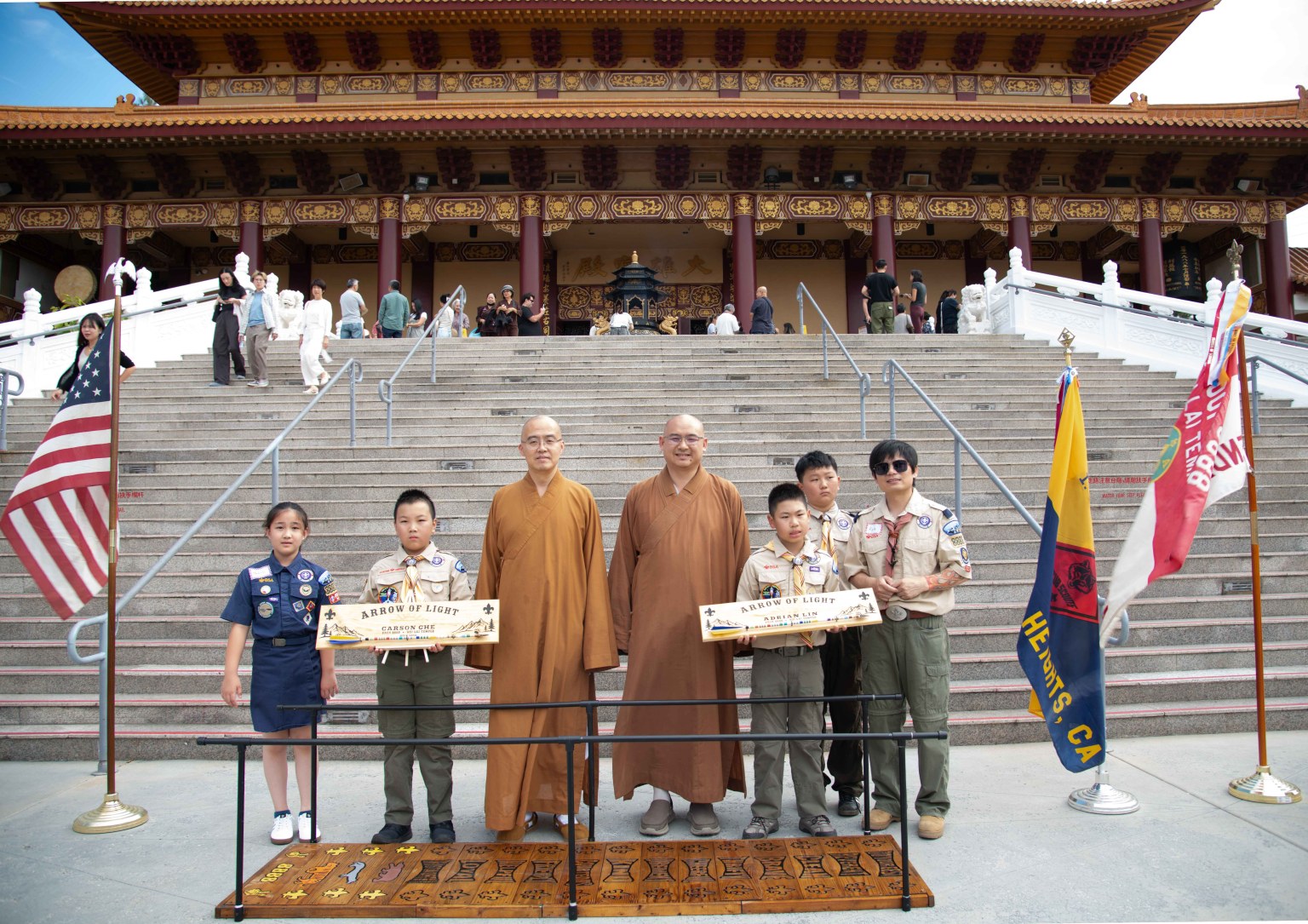 西來寺住持慧東法師(左3)、慧澤法師(中)、幼童軍團長 Kyle Lin(右)與4位幼童軍合影。