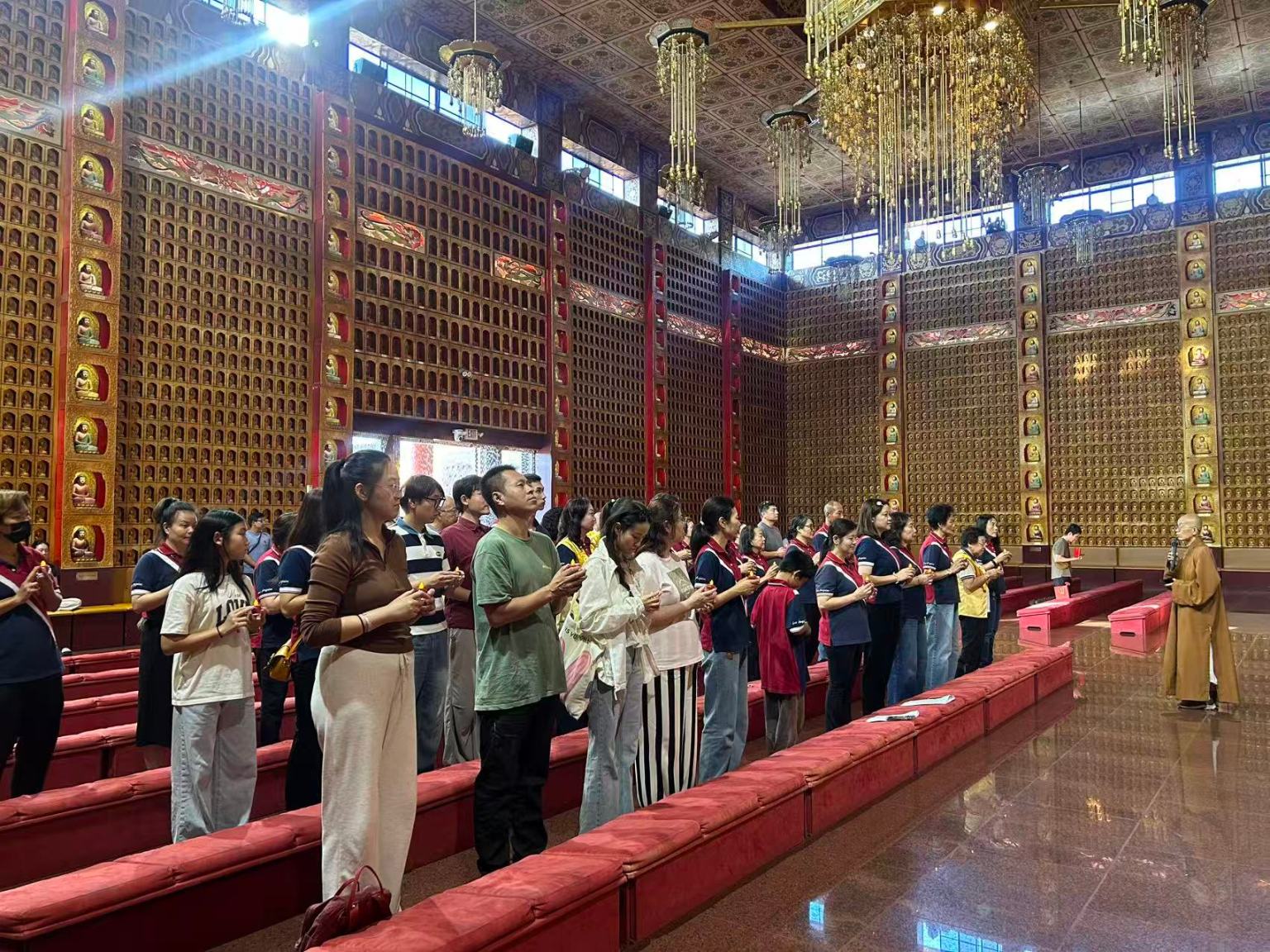 會員齊聚佛前,透過紀念文朗讀、獻燈、靜心及分享想和大師說的話,發願,感念大師。覺妙法師勉勵佛光人珍惜得來不易的法緣,將所學佛法落實於日常生活。