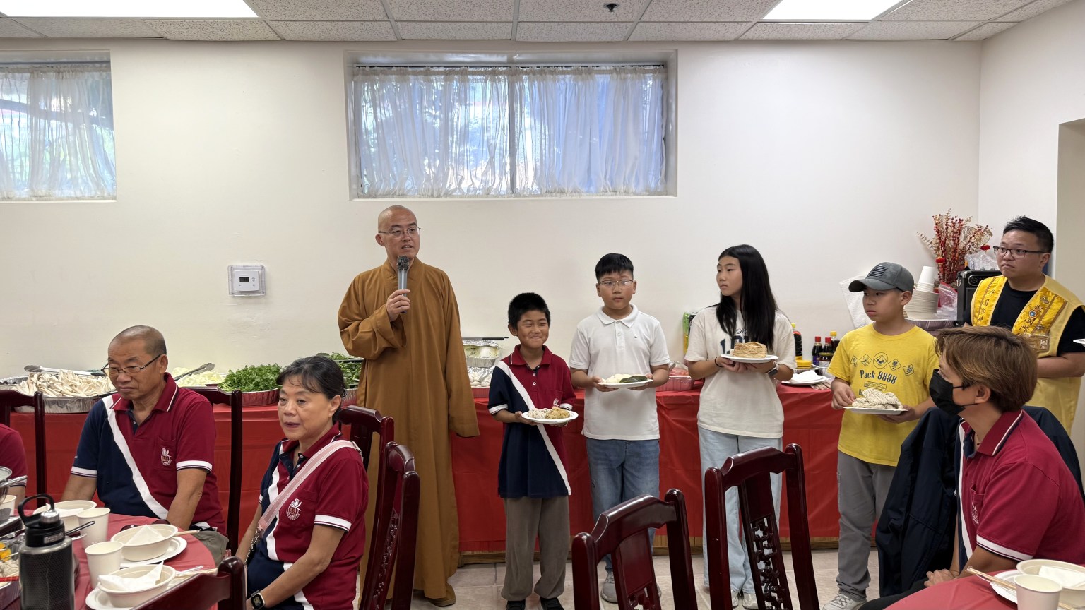 住持慧東法師祝福大家中秋吉祥，並以中秋「滿月」象徵圓滿佛性，勉勵大家以清淨自在的心，將佛法融入日常，在團聚、用餐及待人接物中實踐感恩、慈悲、和諧與精進。