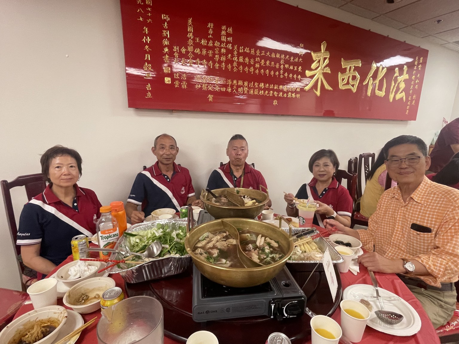 中秋「六味一鍋・百緣一家」團圓宴，活動鏡頭。這一鍋團圓滋味，凝聚了眾人的共同發心。20餘位會員各自認領一道食材，提前在家洗好、切好、整理妥當，再帶到西來寺。
