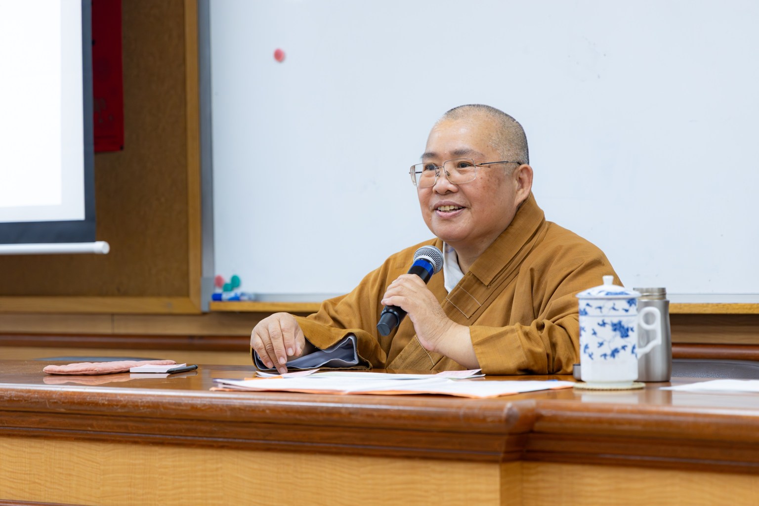 國際翻譯中心主任依超法師以深入淺出的方式講解《般若波羅蜜多心經》,引導學員認識無常與空性的智慧。