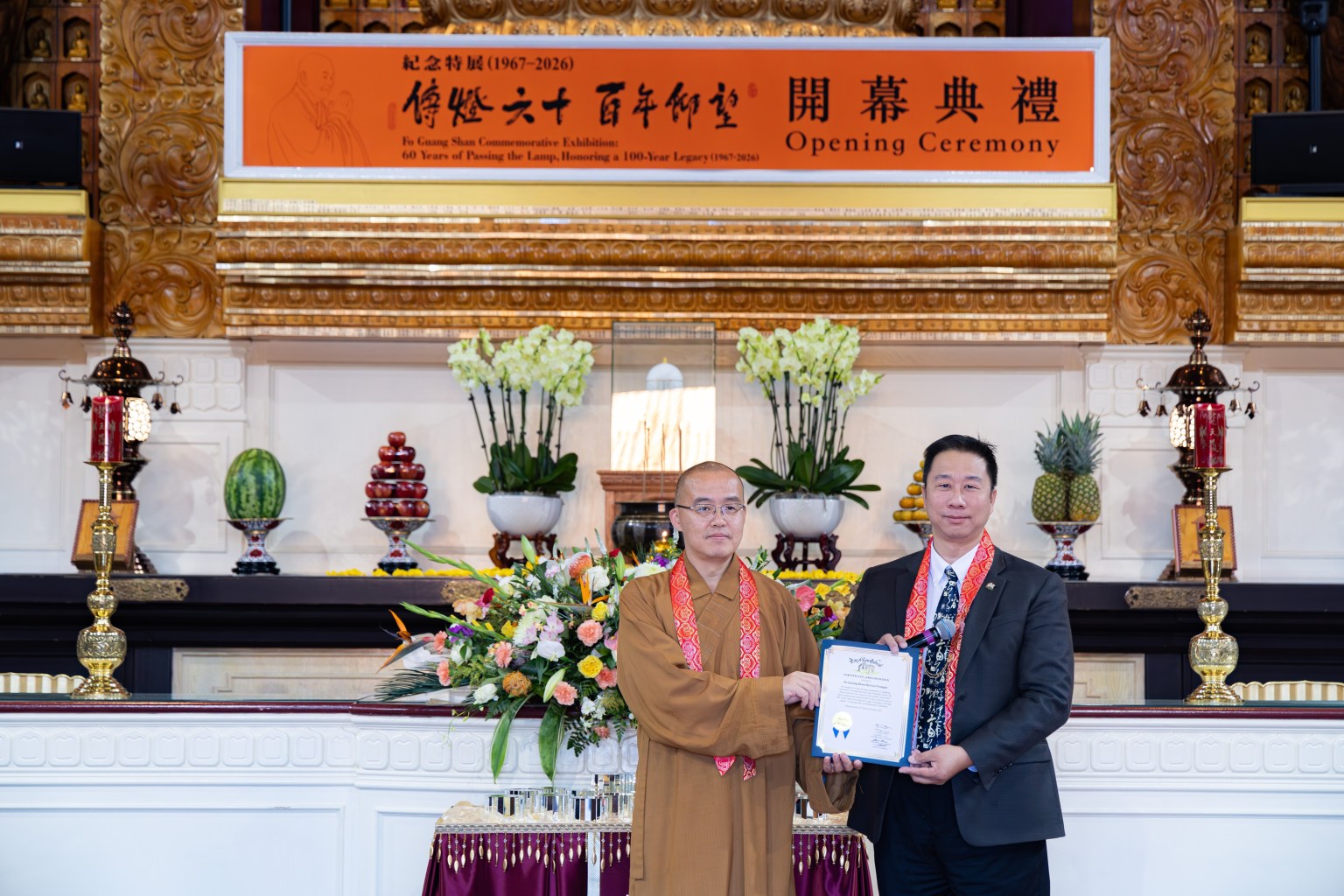 聖蓋博市市議員、普門中學校友吳程遠分享,三十年前親近大師的點滴至今記憶猶新。致詞後,吳程遠致贈感謝狀,感謝西來寺長期服務社區、促進地方發展的貢獻。