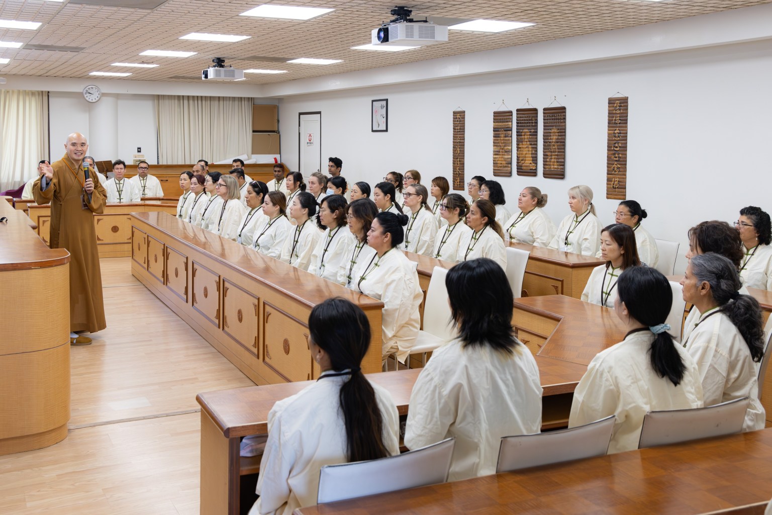 上午從佛門禮儀與修持規範開始，慧澄法師提醒學員遵守靜語、保持正念，並以「守時就是慈悲」勉勵大眾尊重團體、體諒他人。