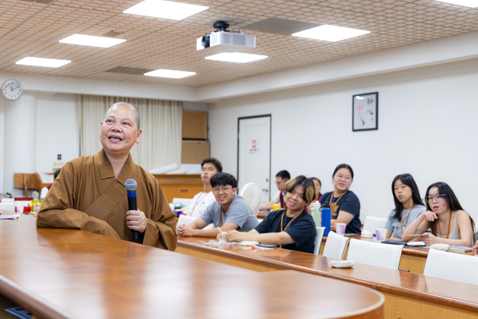 佛光緣美術館西來館主任滿光法師則化身青年生活的「解惑達人」,針對時間管理、情緒調適、課業壓力及人際關係等問題,與學員親切交流。