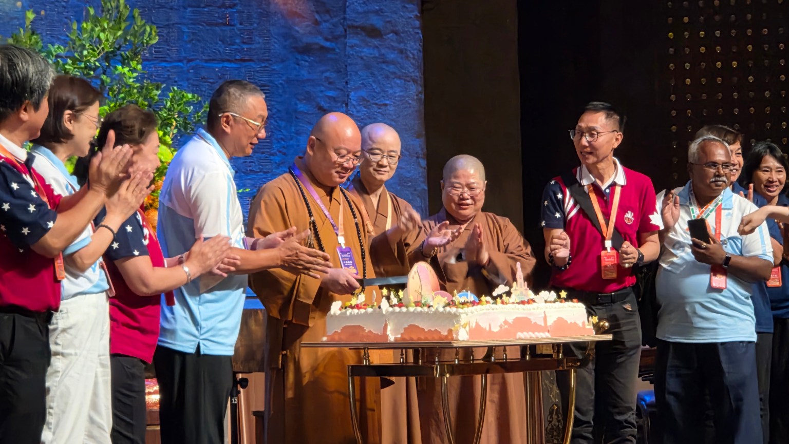 紀念佛光山60週年，南屏別院午宴時邀請所有60歲的佛光人一起上台慶祝。