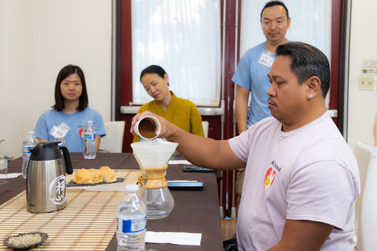 第二回合「受蘊與想蘊觀察」，透過視覺、聽覺、嗅覺及味覺，觀察咖啡的顏色、滴落聲、香氣與風味，辨識樂受、苦受、或不樂不苦受。