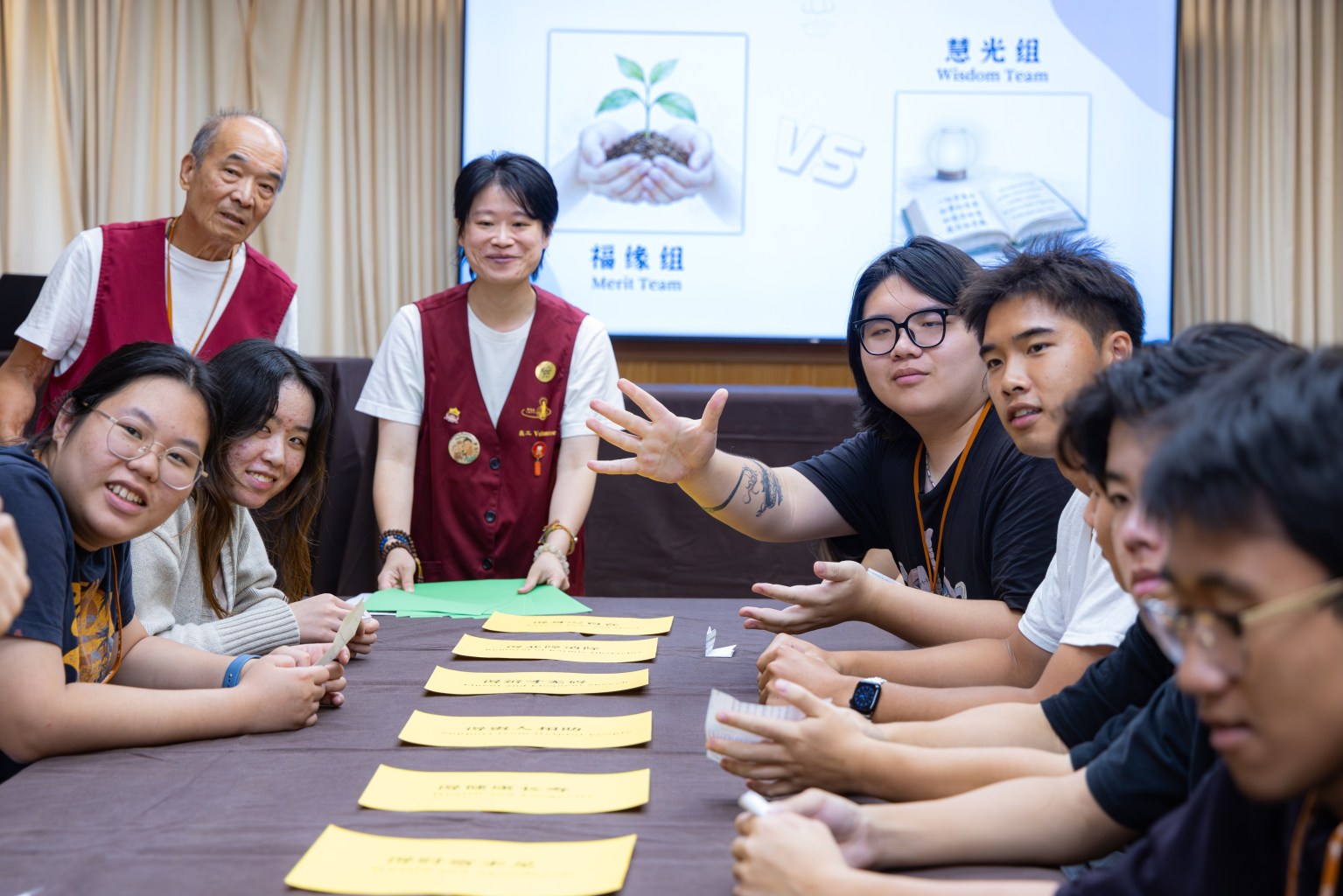 青年馬九與陳碧雲精心設計因果互動遊戲,讓學員透過分組合作與情境思考,認識善惡因果與行為選擇的關係,在歡笑中體會「種什麼因,得什麼果」的道理。