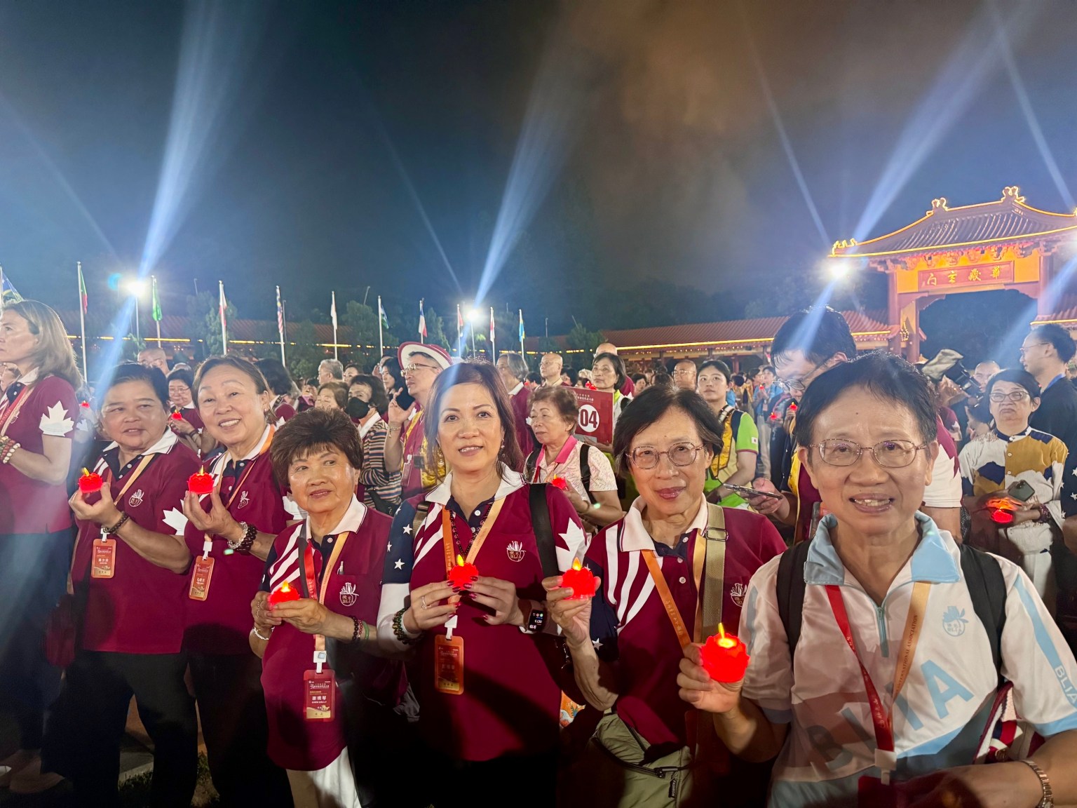 10/5晚上大衆於成佛大道獻燈祈福，並觀賞煙火秀。