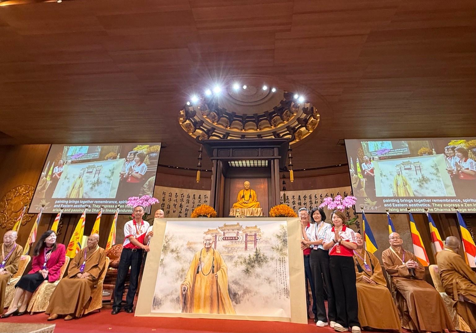 10/6洛杉磯協會呈獻畫家陳興傑所繪星雲大師立於西來寺前畫作，以紀念星雲大師百歲誕辰。