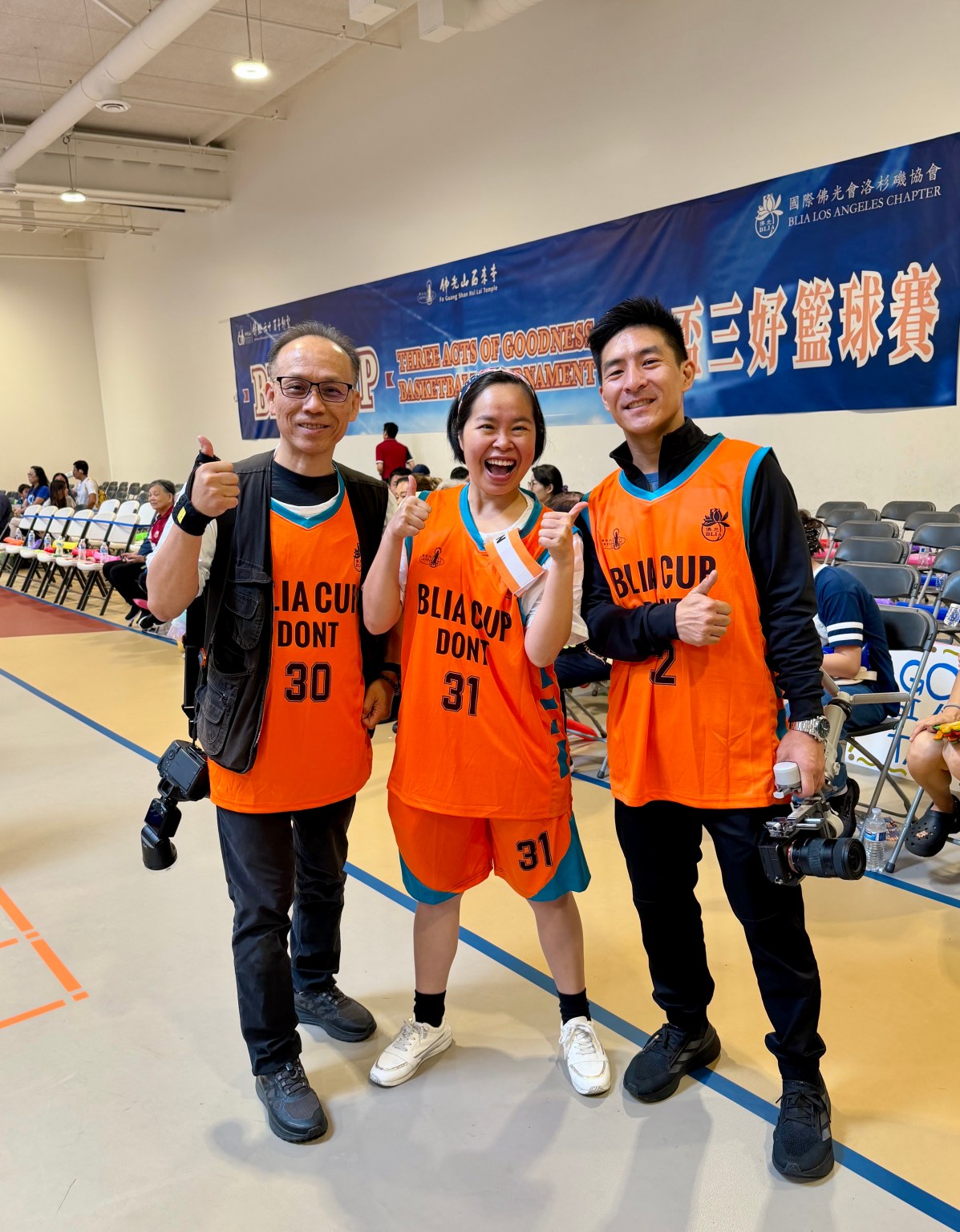 我們是 JCC！放下相機和筆桿，大膽勇闖籃球場。（攝影：鄭蔡麗華）