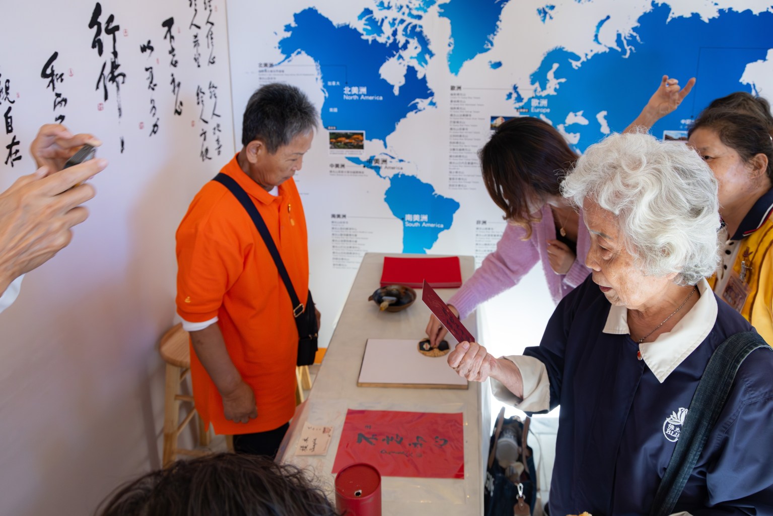 信眾透過拓印大師墨寶,延續「帶一點佛法回去」的心意。