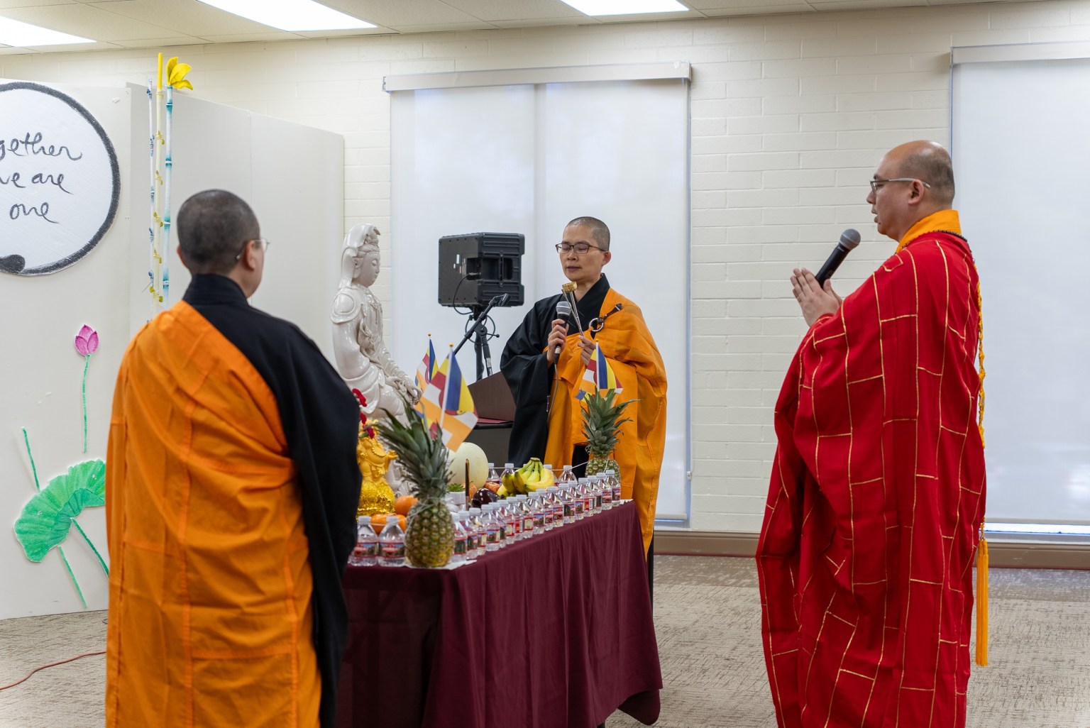 西來寺慧澤法師、覺皇法師、知謙法師共同誦持〈大悲咒〉。