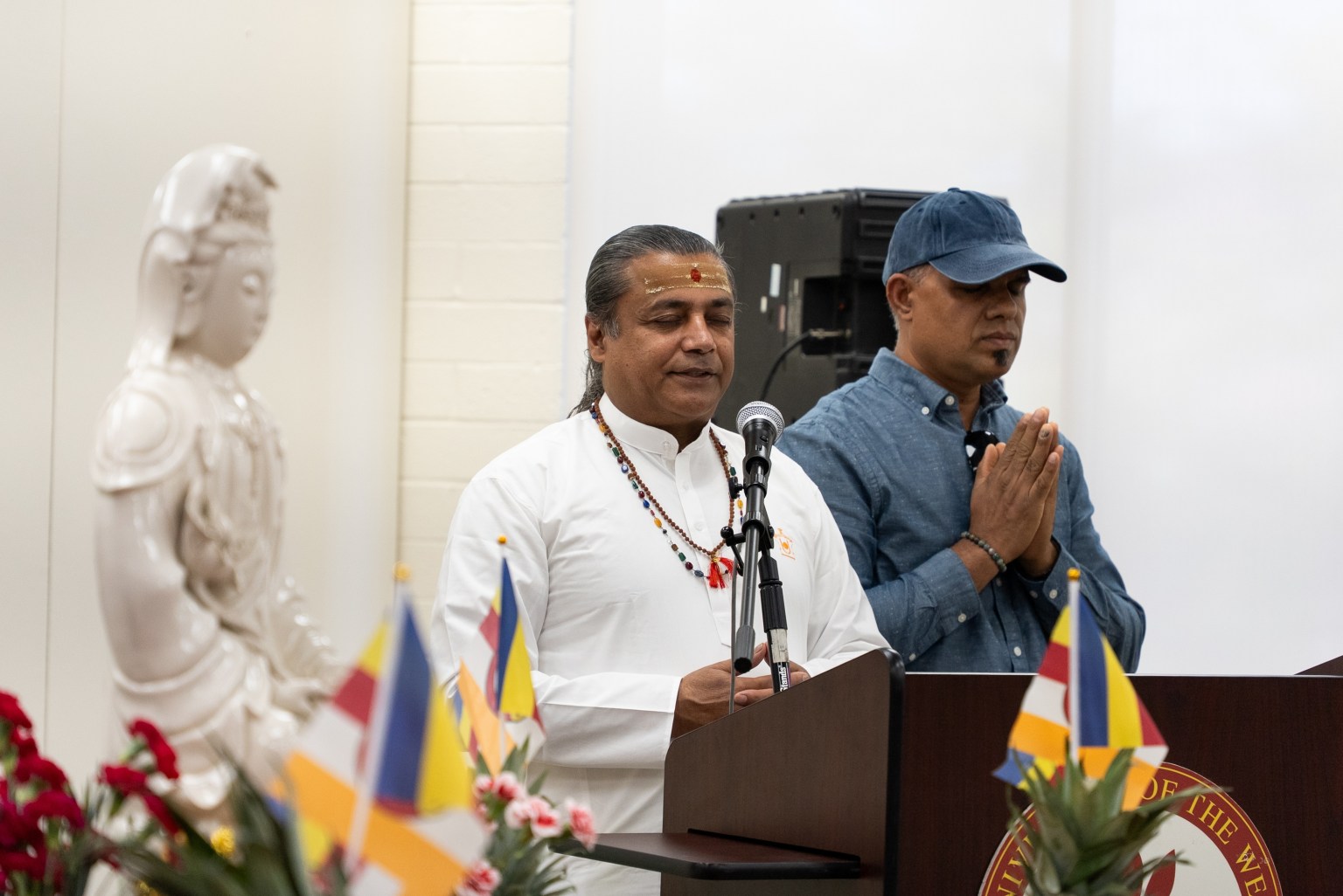 印度教祈福由加州Norwalk Pashupati Buddha Mandir首席祭司Acharya Chandramani Pathak(左)帶領吠陀傳統祈禱。